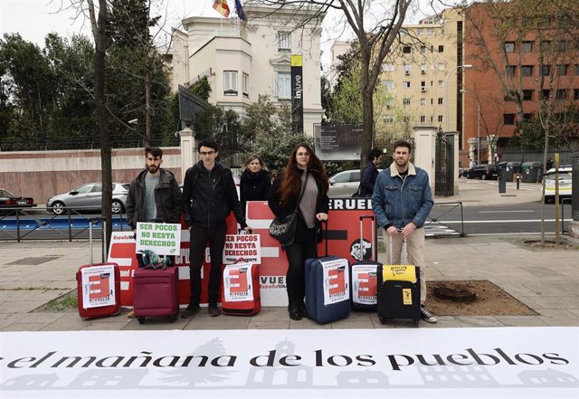 Un grupo de jóvenes participa en una manifestación de la España Vaciada frente al Instituto de la Juventud (INJUVE), a 31 de marzo de 2022, en Madrid (España). Durante la protesta, convocada por la Revuelta de la España Vaciada, los jóvenes portan maletas