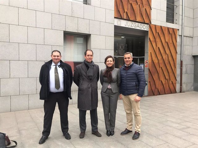 Los miembros de Vox ante  la sede de los juzgados de Ávila.
