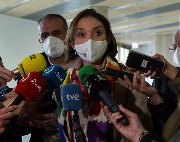 La ministra Reyes Maroto es recibida por el subdelegado del Gobierno Guillermo Echenique y el presidente del grupo Mondragon Guillermo Echenique a su llegada al Basque Culinary Center de San Sebastian