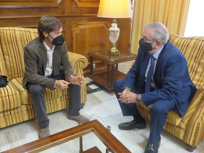 El presidente de la Asamblea Regional, Alberto Castillo, a la derecha, recibe al máximo responsable del Certamen Internacional de Tunas del Barrio del Carmen, Carlos Molina