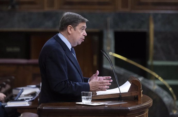 El ministro de Agricultura, Pesca y Alimentación, Luis Planas, interviene en una sesión plenaria, en el Congreso de los Diputados, a 31 de marzo de 2022, en Madrid (España). El objeto de este pleno es abordar el Real Decreto por el que se adoptan medida