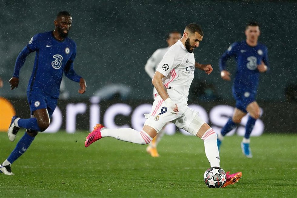 Archivo - Karim Benzema perseguido por Antonio Rudiger durante el Real Madrid-Chelsea de la Liga de Campeones 2020-2021