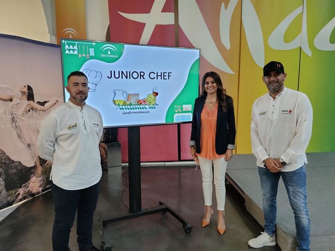El presidente de Andalucía Gastronómica, David Canca (i), la delegada de Turismo, Nuria Rodríguez, y el chef Carlos Piñero presentan Junio Chef, que se celebra en Estepona el segundo fin de semana de abril de 2022