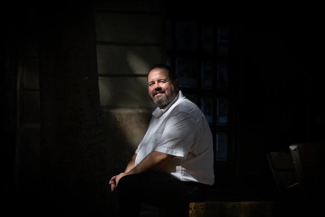 Archivo - El portavoz de los comuns y diputado en el Congreso, Joan Mena, durante una entrevista para Europa Press, a 30 de julio de 2021, en Barcelona, Catalunya (España).