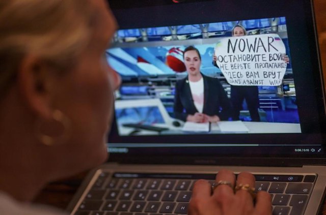 Una periodista protesta por la guerra de Ucrania en la cadena de televisión pública rusa.