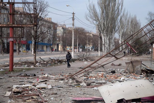 Un hombre en la ciudad de Mariúpol, en el sureste de Ucrania, en el marco de la ofensiva militar de Rusia