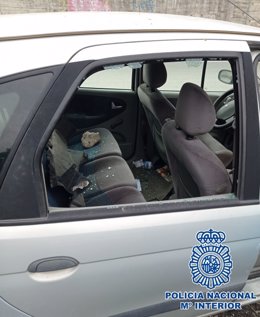 Un coche con la ventana rota en Marbella después de haber sufrido un robo de las pertenencias de su interior