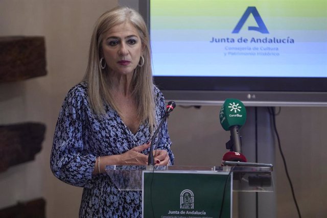 La consejera de Cultura y Patrimonio Histórico, Patricia del Pozo, atiende a los medios tras la firma el convenio para la cesión a la Junta de Andalucía de los terrenos del yacimiento del Carambolo.