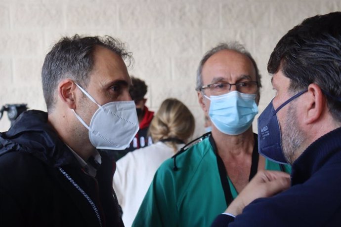 El portavoz de Unidas Podemos por Andalucía, en las puertas de Consultas Externas del Hospital Juan Ramón Jiménez de Huelva.