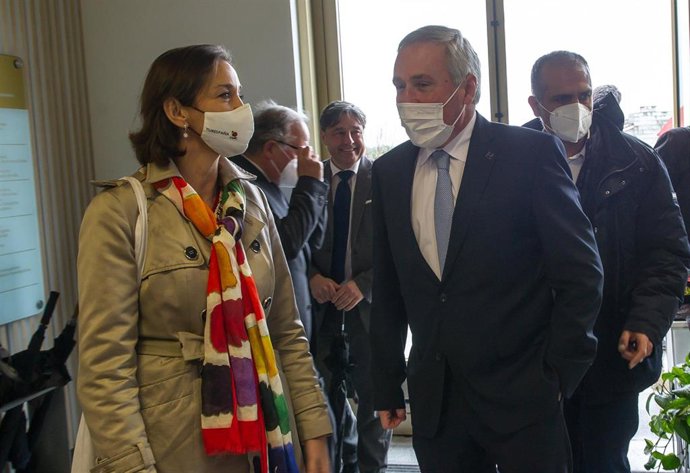 La ministra de Industria, Comercio y Turismo, Reyes Maroto y el presidente de Mondragon, Iñigo Ucin, a su llegada a la presentación del proyecto 'Hospitality' de la corporación Mondragon, en el Basque Culinary Center de San Sebastián