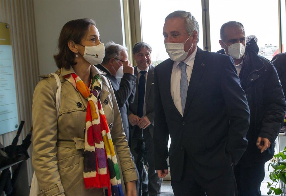 La ministra de Industria, Comercio y Turismo, Reyes Maroto y el presidente de Mondragon, Iñigo Ucin, a su llegada a la presentación del proyecto 'Hospitality' de la corporación Mondragon, en el Basque Culinary Center de San Sebastián
