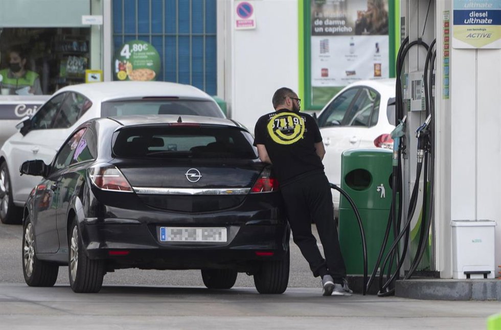 Archivo - Una persona reposta combustible en una gasolinera