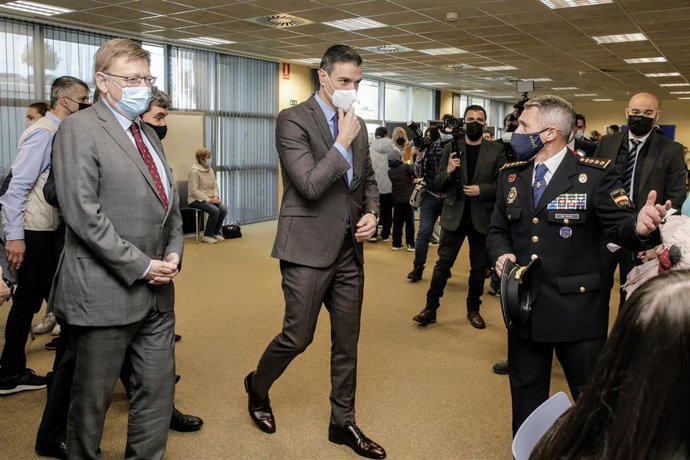(I-D) El presidente de la Generalitat valenciana, Ximo Puig; el presidente del Gobirno, Pedro Sánchez y el Comisario Principal, Jefe Provincial de la Policía Nacional en Alicante, Ignacio del Olmo, durante su visita al CREADE de Alicante