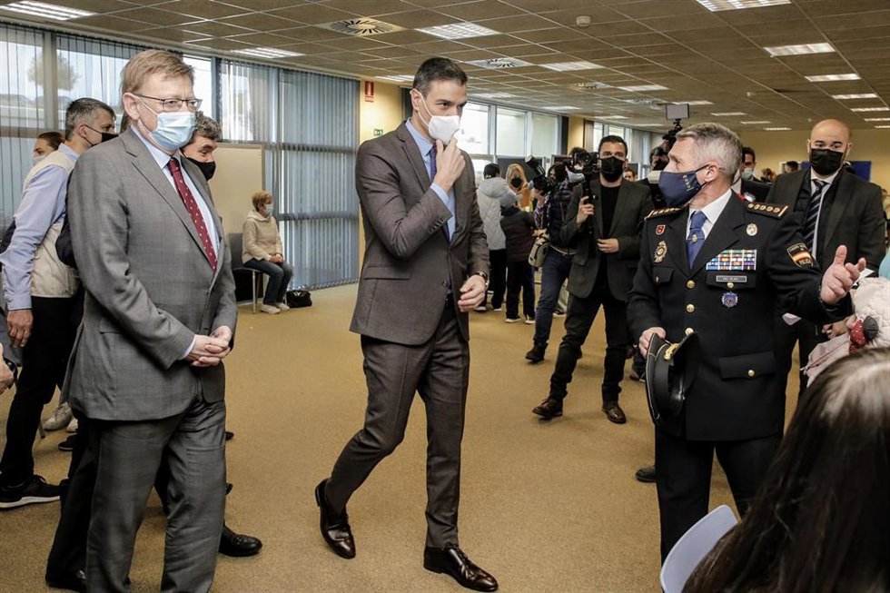 (I-D) El presidente de la Generalitat valenciana, Ximo Puig; el presidente del Gobirno, Pedro Sánchez y el Comisario Principal, Jefe Provincial de la Policía Nacional en Alicante, Ignacio del Olmo, durante su visita al CREADE de Alicante