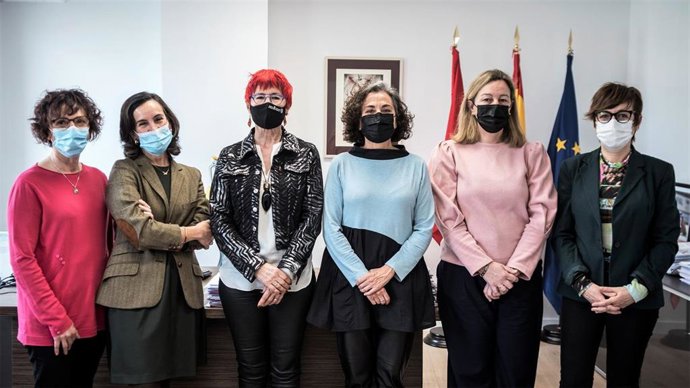 Presen Bustince, miembro del comité organizador; Ainhoa Iceta, jefa del Servicio de Pediatría del HUN; Santos Induráin, consejera de Salud; Salomé Laredo, presidenta IHAN nacional; Elena Antoñanzas, presidenta del Congreso de Navarra; y Geno Ochando.