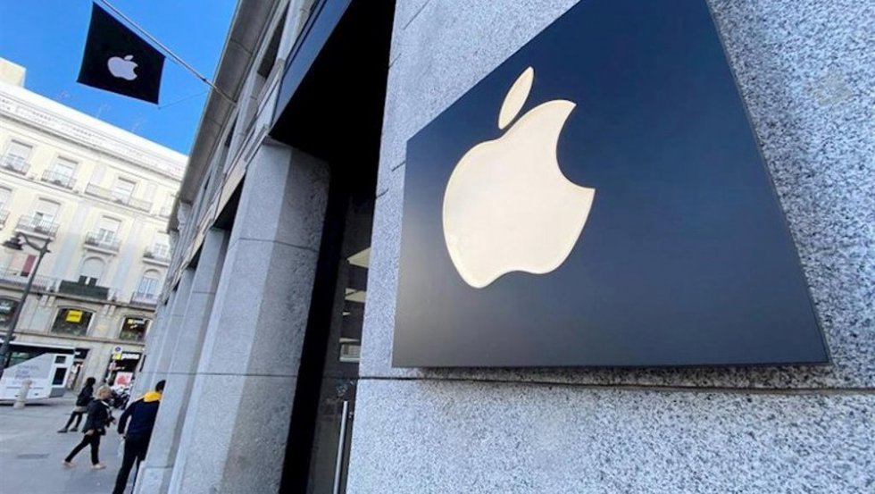 Logo de Apple en la tienda oficial de Madrid