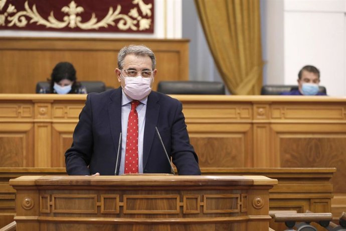El consejero de Sanidad de C-LM, Jesús Fernández Sanz, en el pleno de las Cortes regionales