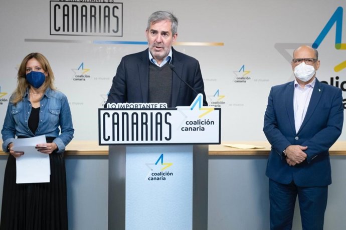 La diputada autonómica Rosa Dávila, el secretario general de CC-PNC, Fernando Clavijo y el portavoz parlamentario, José Miguel Barragán, en rueda de prensa