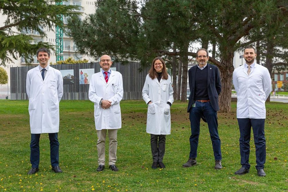 De izquierda a derecha, los investigadores Alejandro Fernández-Montero, Miguel Ángel Martínez-González, Silvia Carlos, Arturo Ariño y Fares Amer.