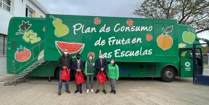 El delegado territorial de Educación y Deporte, Miguel Andréu, durante su visita al 'Frutibús' del CEIP Valdelagrana.