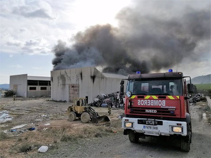 Bomberos sofocan un incendio declarado en una nave industrial usada como almacén de residuos de material textil en Cehegín
