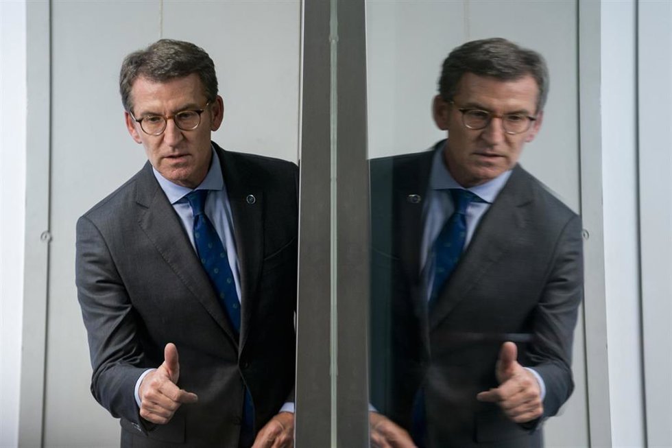 El presidente de la Xunta de Galicia, Alberto Núñez Feijóo, a su llegada a la sede nacional del PP para entregar los avales necesarios para formalizar su candidatura, en la calle Génova, a 9 de marzo de 2022, en Madrid (España).