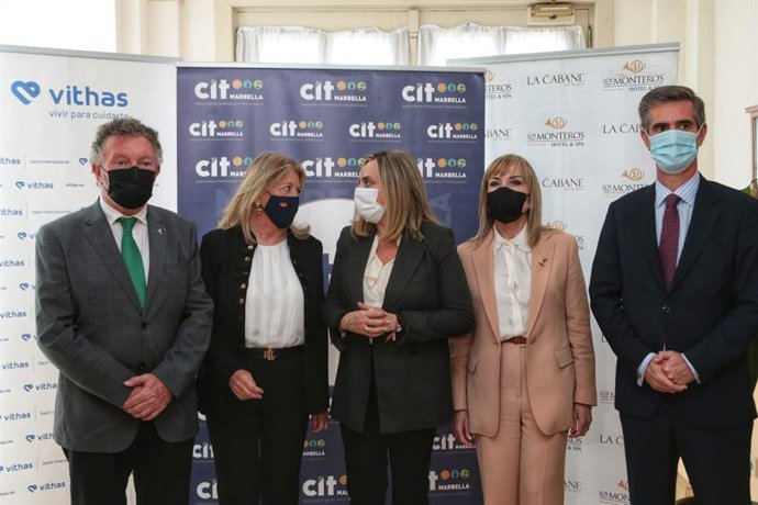 La consejera de Fomento, Infraestructuras y Ordenación del Territorio, Marifrán Carazo, y la alcaldesa de Marbella, Ángeles Muñoz, en un encuentro con la Asociación de Empresarios y Profesionales de Marbella, CIT Marbella