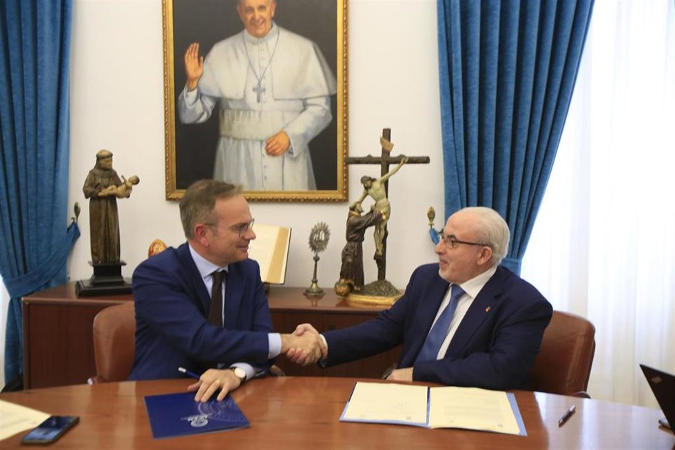 José Luis Mendoza y Vincenzo Bassi durante la firma del acuerdo.