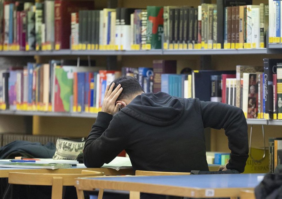 Archivo - Un estudiante en una bibloteca.