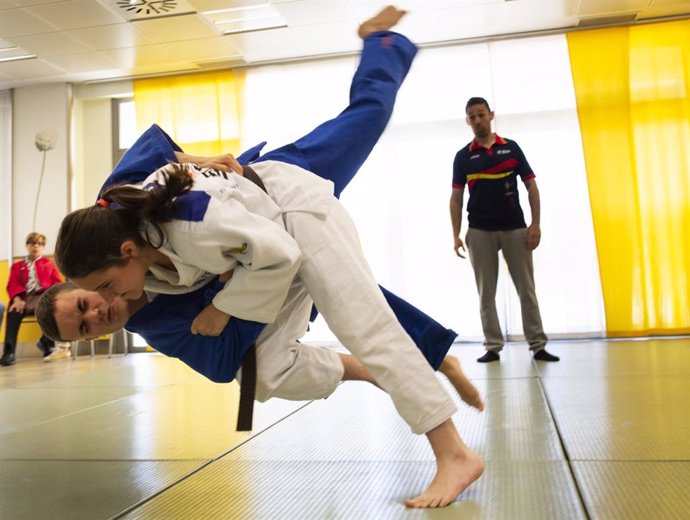 Dos alumnas con discapacidad visual practican judo en una escuela deportiva