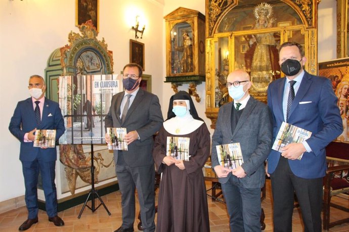 García Preciados, Cabrera, sor Lucía, Roldán y Almeida, en la presentación de la obra 'En Clausura', en el Convento Santa María de Jesús.