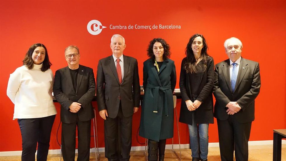 La presidenta de la Cámara de Barcelona, Mnica Roca, y la directora del Aeropuerto de El Prat, Snia Corrochano, en el centro