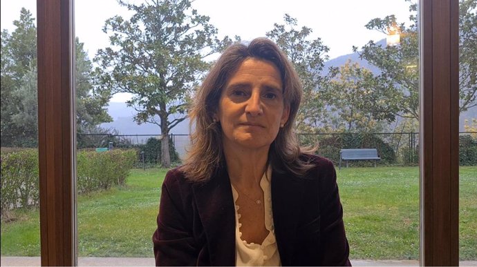 La vicepresidenta tercera y ministra para la Transición Ecológica, Teresa Ribera, celebra la aprobación en el Congreso de la Ley de residuos y suelos contaminadaos para una economía circular.