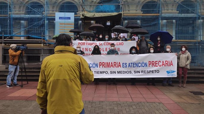 Protesta de médicos del Simpa frente a Presidencia del Principado