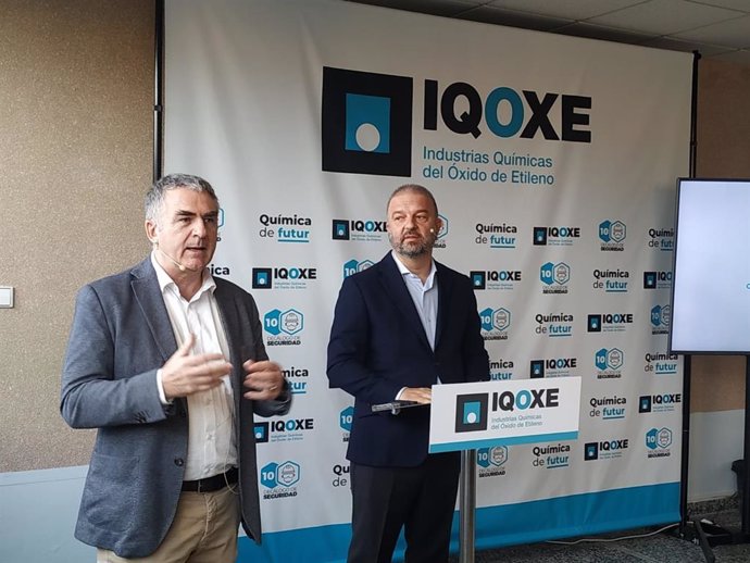El director de fábrica de Iqoxe, José Manuel Segura, y el hasta ahora director general, Javier de Benito.