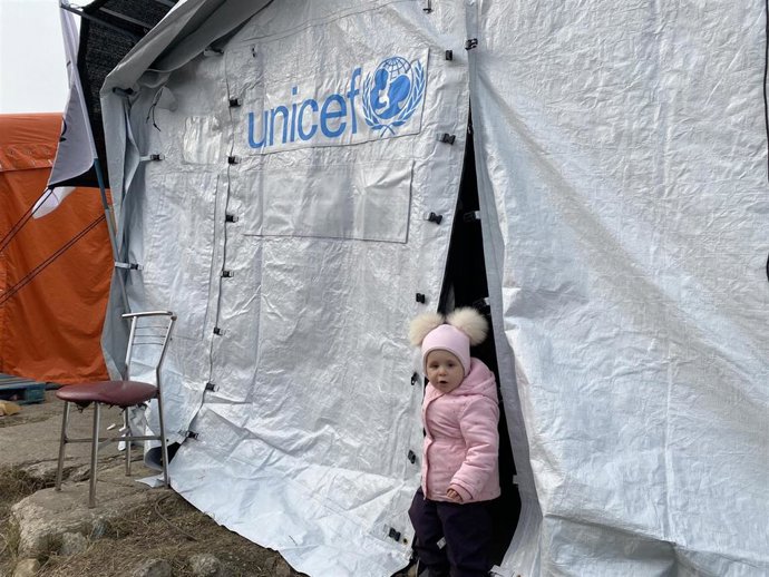Una niña sale de una tienda de UNICEF en Polonia, en la frontera con Ucrania.