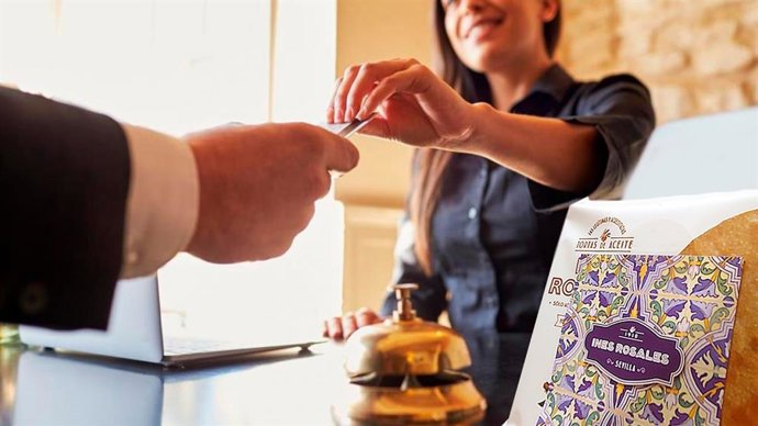 Pack de bienvenida de Inés Rosales que se ofrecerá a turistas que se alojen en hoteles de Sevilla en Semana Santa.