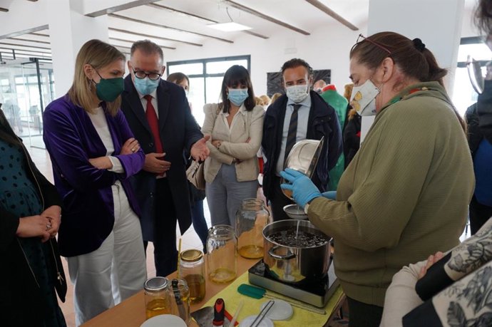 La directora general de Comercio, Lorena Garrido, y la delegada de Transformación Económica, presencian la elaboración tradicional de jabón por parte de las artesanas de Cosmética Pedroches.