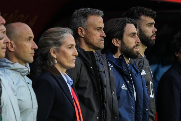 Luis Enrique Martínez junto a su cuerpo técnico en el banquillo 