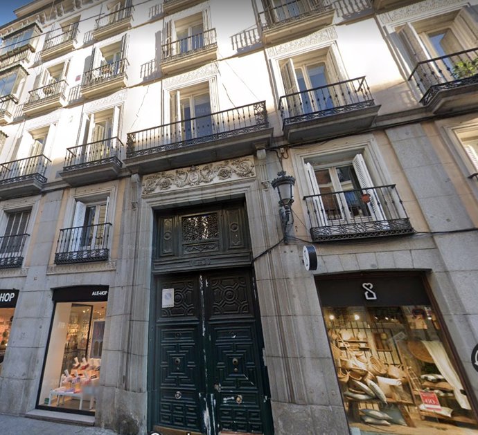 Archivo - Hallan a una madre y su hijo muertos desde hace más de un mes sin signos de violencia en la calle Atocha