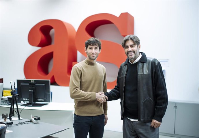 Esteban Granero y el director de As, Vicente Jiménez, suscriben el acuerdo de AS y Olocip para poner su tecnología al servicio de la información