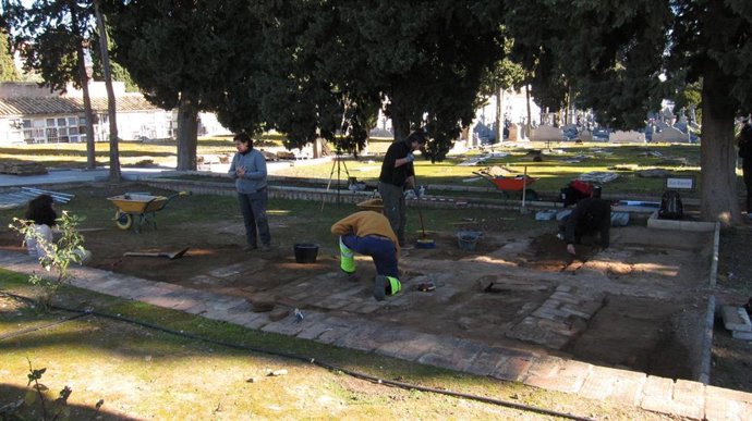 Archivo - Trabajos de exhumación, en 2019, en el cuadro de San Ramón del Cementerio de la Salud de Córdoba.