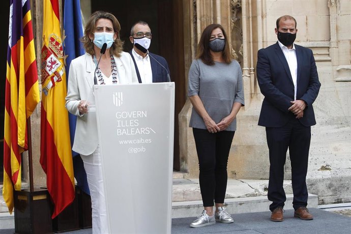 Archivo - La ministra para la Transición Ecológica y Reto Demográfico, Teresa Ribera, y la presidenta del Govern, Francina Armengol, en un acto. 