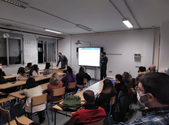 Conferencia de la Guardia Civil a alumnos sobre los riesgos de Internet.