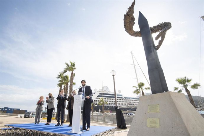 El presidente de la Comunidad, Fernando López Miras, inaugura en el puerto de Cartagena la escultura 'El Abrazo', donada por la Fundación Hispanojudía y la Fundación José Sacal de México