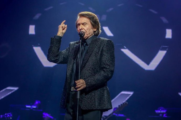 Archivo - Raphael ofrece un concierto en el Wizink Center de Madrid