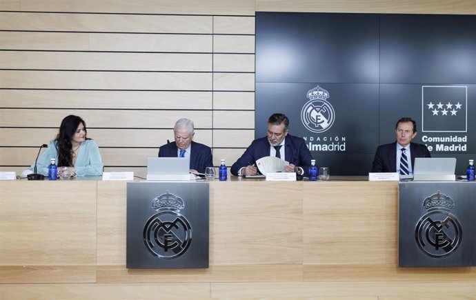 El consejero de Presidencia, Justicia e Interior del Gobierno regional, Enrique López, firma un acuerdo con el vicepresidente Ejecutivo de la Fundación Real Madrid, Enrique Sánchez