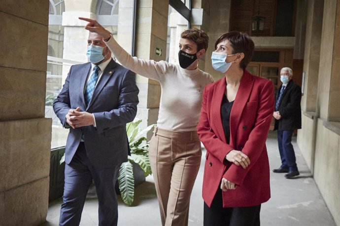 La presidenta de Navarra, María Chivite, y la ministra de Política Territorial, Isabel Rodríguez, en el Palacio de Navarra para informar sobre la asunción de la gestión del Ingreso Mínimo Vital por parte de la Comunidad foral.