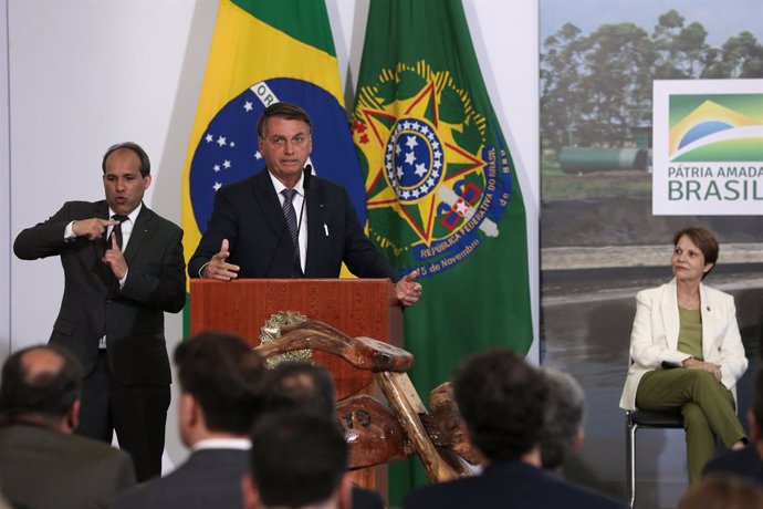 21 March 2022, Brazil, Brasilia: Brazilian President Jair Bolsonaro (2nd L) speaks during an event at the Government Palace to announce the promotion of biomethane production. Photo: Antonio Cruz/Agencia Brazil/dpa