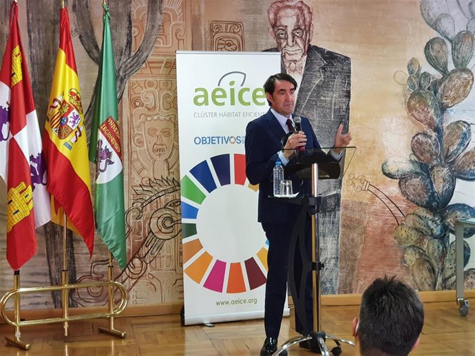 El Consejero De Fomento Y Medio Ambiente, Juan Carlos-Suárez-Quiñones, Durante La Inauguración Del Congreso De Innovación Para La Descarbonización En El Sector Del Hábitat Y La Construcción Organizado Por AEICE.